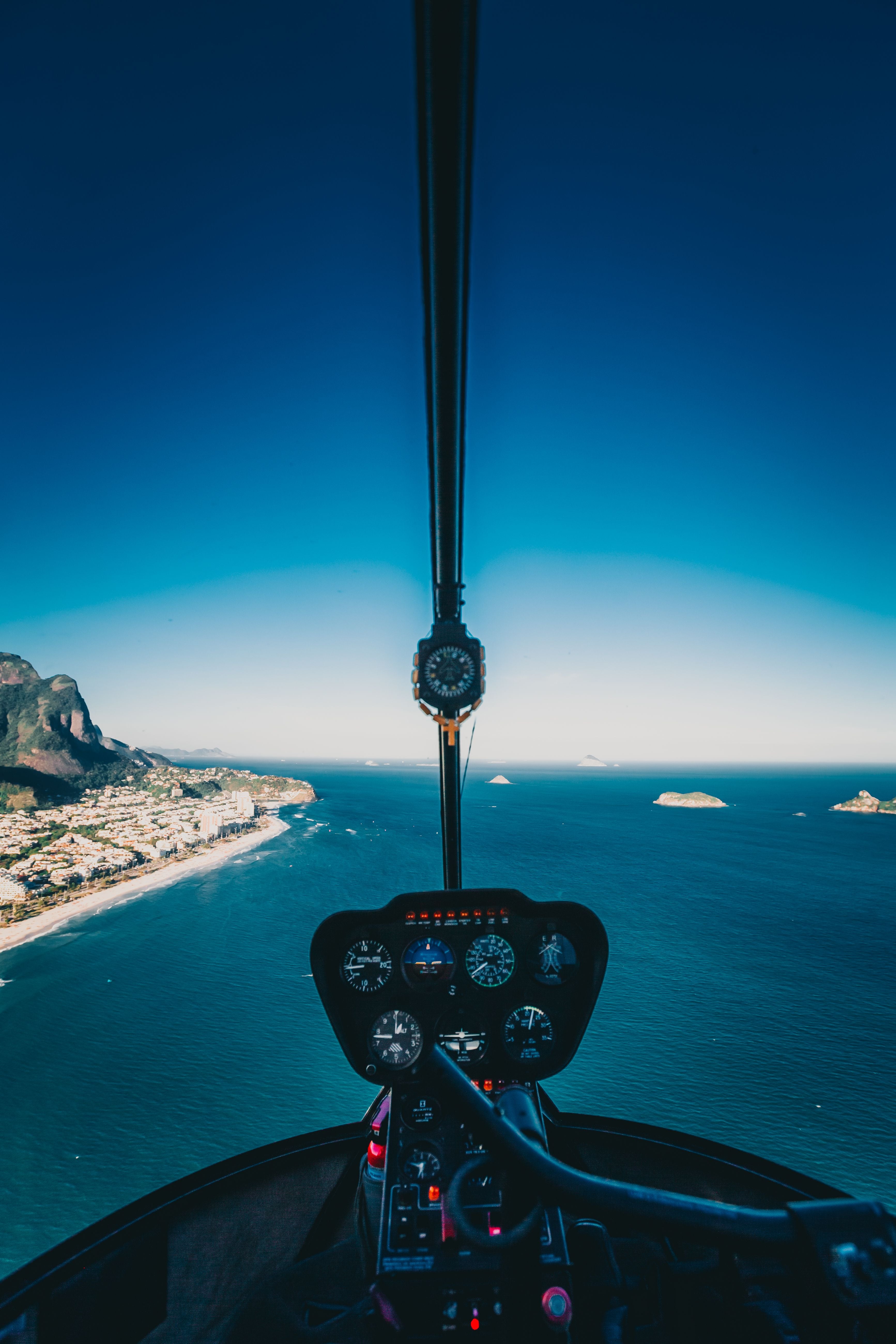 Vista della costa e del mare attraverso il cockpit