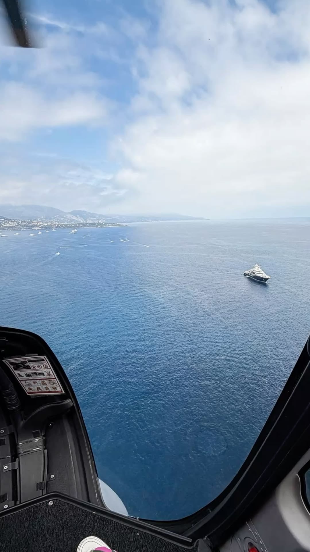 Mare e orizzonte visti dal finestrino di un elicottero