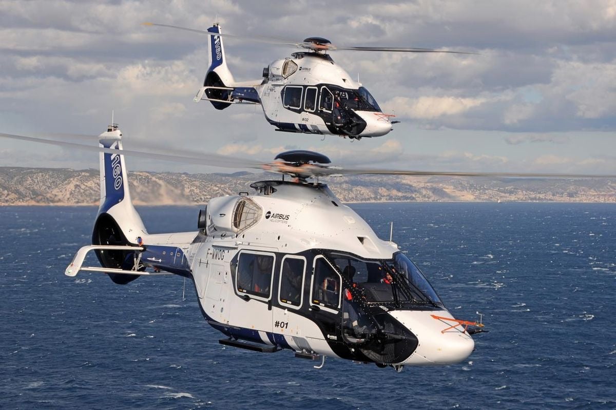Due elicotteri in volo sopra il mare